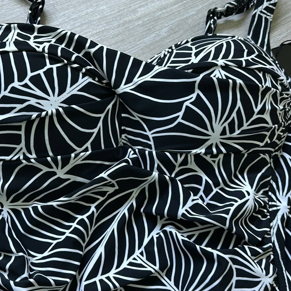 Nip Tuck One Piece Swimsuit/Bathing suit Blackk/White size 8 - Picture 4 of 10